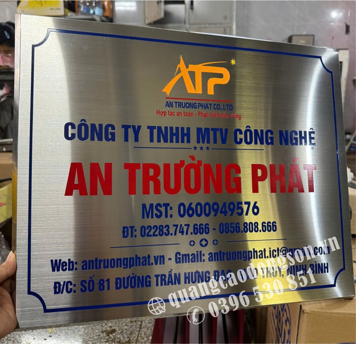 Bảng hiệu công ty inox bạc ăn mòn sắc nét, độ bền cao