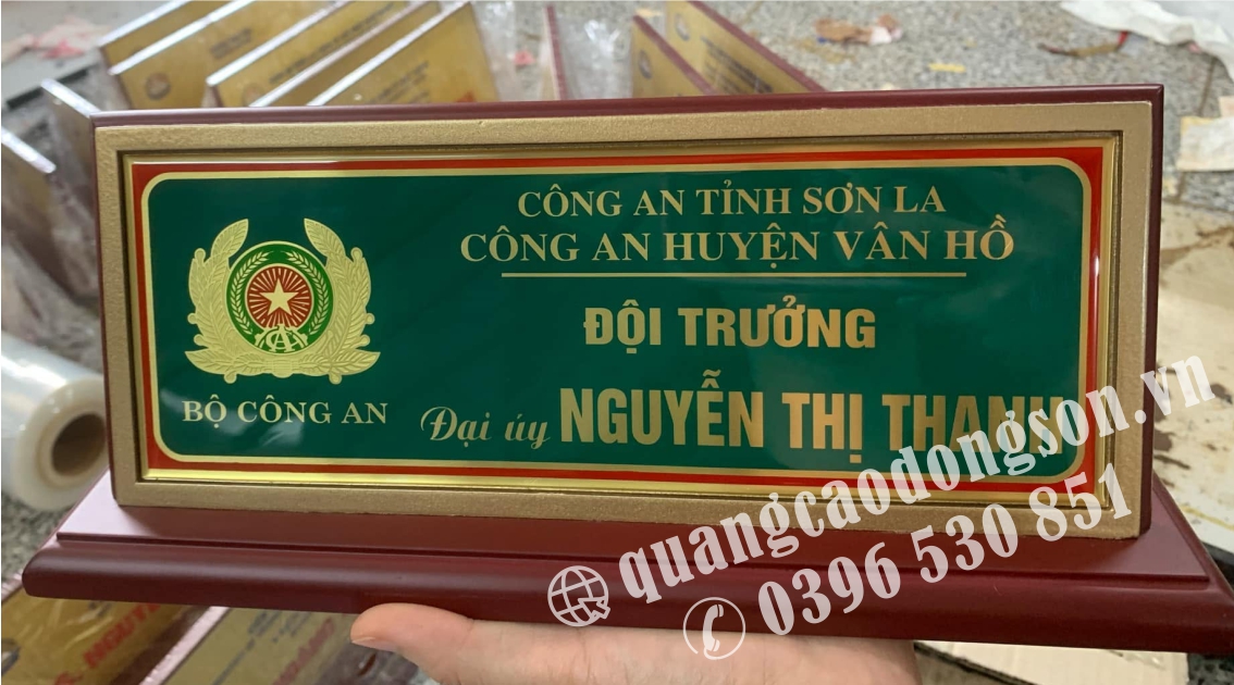 Biển chức danh Công an bằng đồng ăn mòn cao cấp, gia công theo yêu cầu với nội dung sắc nét, phù hợp cho phòng làm việc, phòng tiếp dân và các đơn vị Công an các cấp.