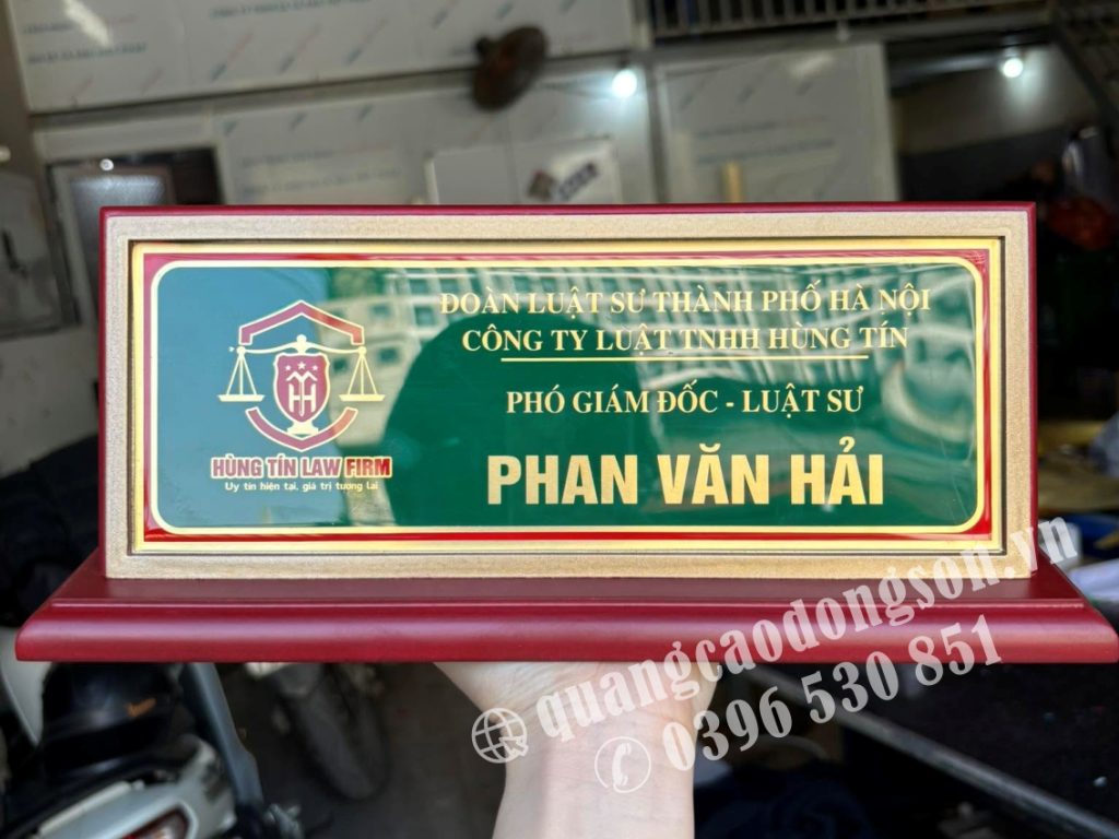 Biển chức danh Công an được gia công theo yêu cầu bằng đồng ăn mòn, đồng nguyên khối hoặc inox cao cấp, phù hợp sử dụng tại Công an các cấp, phòng làm việc, phòng tiếp dân và cơ quan hành chính. Sản phẩm khắc nội dung sắc nét, thiết kế trang trọng, độ bền cao và đáp ứng đúng quy chuẩn theo yêu cầu của từng đơn vị.