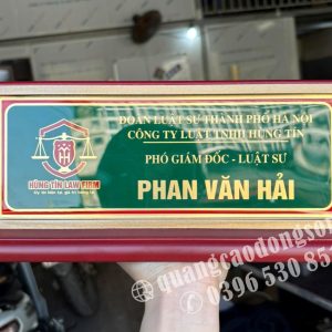 Biển chức danh Công an được gia công theo yêu cầu bằng đồng ăn mòn, đồng nguyên khối hoặc inox cao cấp, phù hợp sử dụng tại Công an các cấp, phòng làm việc, phòng tiếp dân và cơ quan hành chính. Sản phẩm khắc nội dung sắc nét, thiết kế trang trọng, độ bền cao và đáp ứng đúng quy chuẩn theo yêu cầu của từng đơn vị.