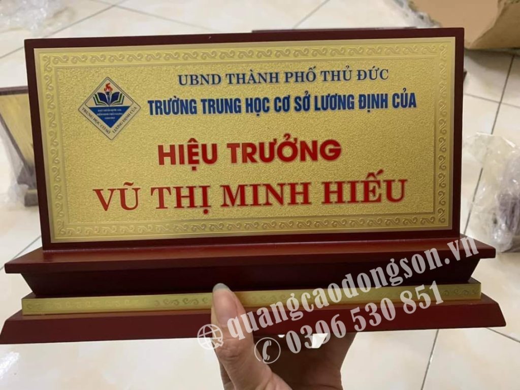 Biển chức danh đồng để bàn được gia công theo yêu cầu từ đồng nguyên chất hoặc đồng ăn mòn cao cấp, phù hợp sử dụng tại phòng giám đốc, trưởng phòng, cơ quan nhà nước, doanh nghiệp, ngân hàng và văn phòng. Sản phẩm có thiết kế sang trọng, bền đẹp, khắc nội dung sắc nét và nâng cao hình ảnh chuyên nghiệp cho không gian làm việc.