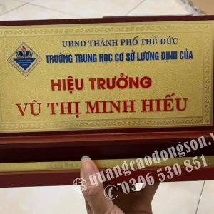 Biển chức danh đồng để bàn được gia công theo yêu cầu từ đồng nguyên chất hoặc đồng ăn mòn cao cấp, phù hợp sử dụng tại phòng giám đốc, trưởng phòng, cơ quan nhà nước, doanh nghiệp, ngân hàng và văn phòng. Sản phẩm có thiết kế sang trọng, bền đẹp, khắc nội dung sắc nét và nâng cao hình ảnh chuyên nghiệp cho không gian làm việc.
