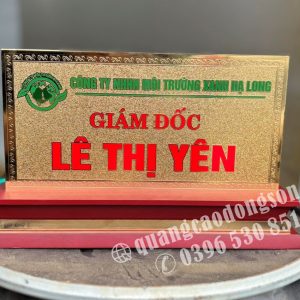 Biển chức danh đồng nguyên khối được chế tác theo yêu cầu từ đồng nguyên chất, gia công CNC kết hợp đánh bóng thủ công, mang đến vẻ đẹp sang trọng, bền bỉ và đẳng cấp. Phù hợp sử dụng tại phòng giám đốc, lãnh đạo, cơ quan nhà nước, doanh nghiệp, ngân hàng, khách sạn và văn phòng cao cấp.