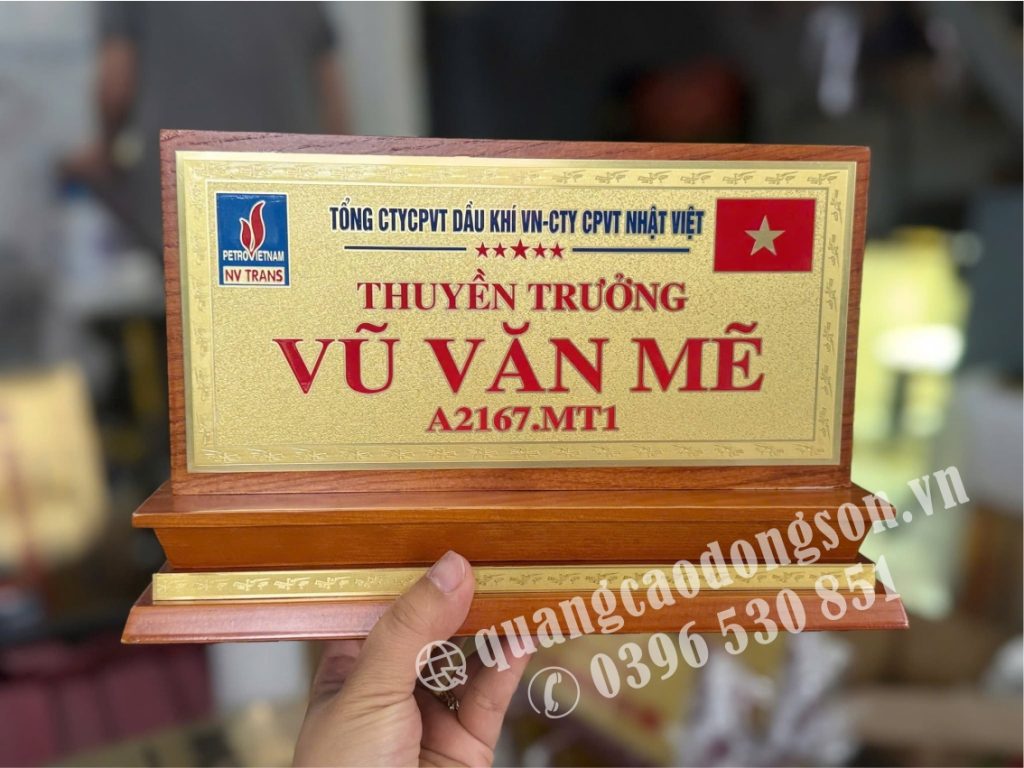 Biển chức danh lãnh đạo cao cấp được thiết kế và gia công theo yêu cầu bằng đồng, inox, mica hoặc mạ vàng sang trọng. Phù hợp sử dụng cho giám đốc, tổng giám đốc, chủ tịch, phó giám đốc, trưởng phòng, cơ quan nhà nước, doanh nghiệp, ngân hàng và các tổ chức, mang đến không gian làm việc chuyên nghiệp và đẳng cấp.
