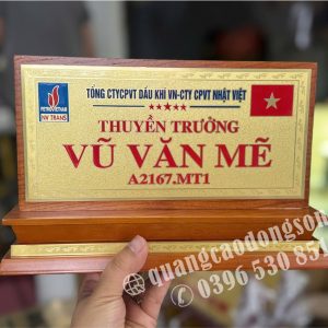 Biển chức danh lãnh đạo cao cấp được thiết kế và gia công theo yêu cầu bằng đồng, inox, mica hoặc mạ vàng sang trọng. Phù hợp sử dụng cho giám đốc, tổng giám đốc, chủ tịch, phó giám đốc, trưởng phòng, cơ quan nhà nước, doanh nghiệp, ngân hàng và các tổ chức, mang đến không gian làm việc chuyên nghiệp và đẳng cấp.