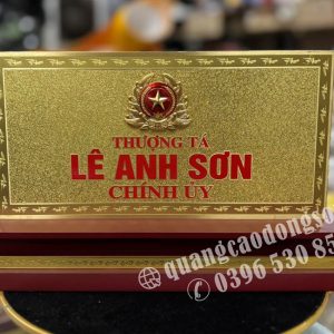 Biển chức danh mạ vàng đồng 2mm được gia công theo yêu cầu bằng công nghệ ăn mòn, khắc CNC và mạ vàng cao cấp, mang đến vẻ đẹp sang trọng, sắc nét và độ bền vượt trội. Phù hợp sử dụng cho phòng giám đốc, lãnh đạo, cơ quan nhà nước, doanh nghiệp, ngân hàng, khách sạn và văn phòng chuyên nghiệp.