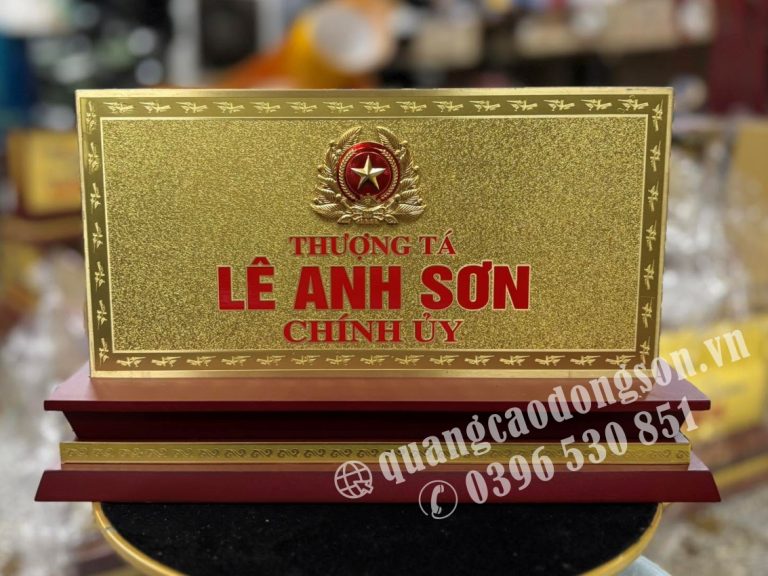 Biển chức danh mạ vàng đồng 2mm được gia công theo yêu cầu bằng công nghệ ăn mòn, khắc CNC và mạ vàng cao cấp, mang đến vẻ đẹp sang trọng, sắc nét và độ bền vượt trội. Phù hợp sử dụng cho phòng giám đốc, lãnh đạo, cơ quan nhà nước, doanh nghiệp, ngân hàng, khách sạn và văn phòng chuyên nghiệp.