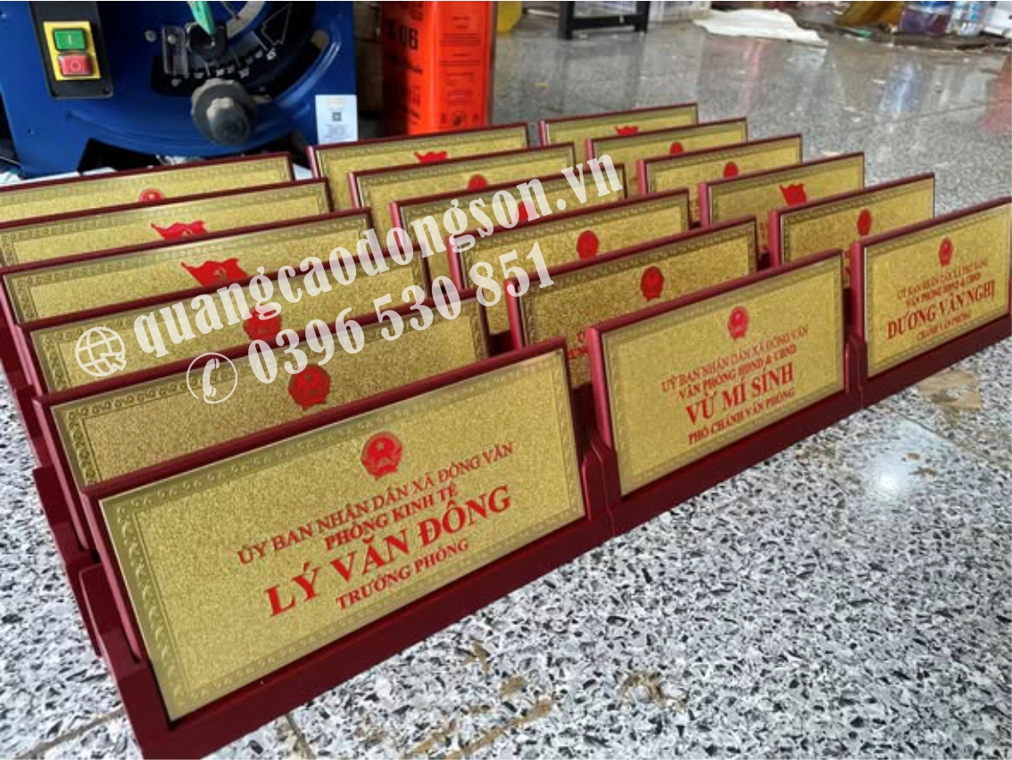 Biển chức vụ để bàn mặt đồng ăn mòn sắc nét, sang trọng