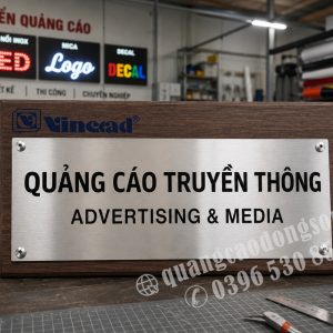 Biển công ty đế gỗ mặt kim loại ăn mòn được thiết kế theo yêu cầu, kết hợp đế gỗ sang trọng với mặt inox hoặc đồng ăn mòn sắc nét. Phù hợp lắp đặt tại văn phòng, phòng giám đốc, quầy lễ tân, khách sạn và doanh nghiệp.