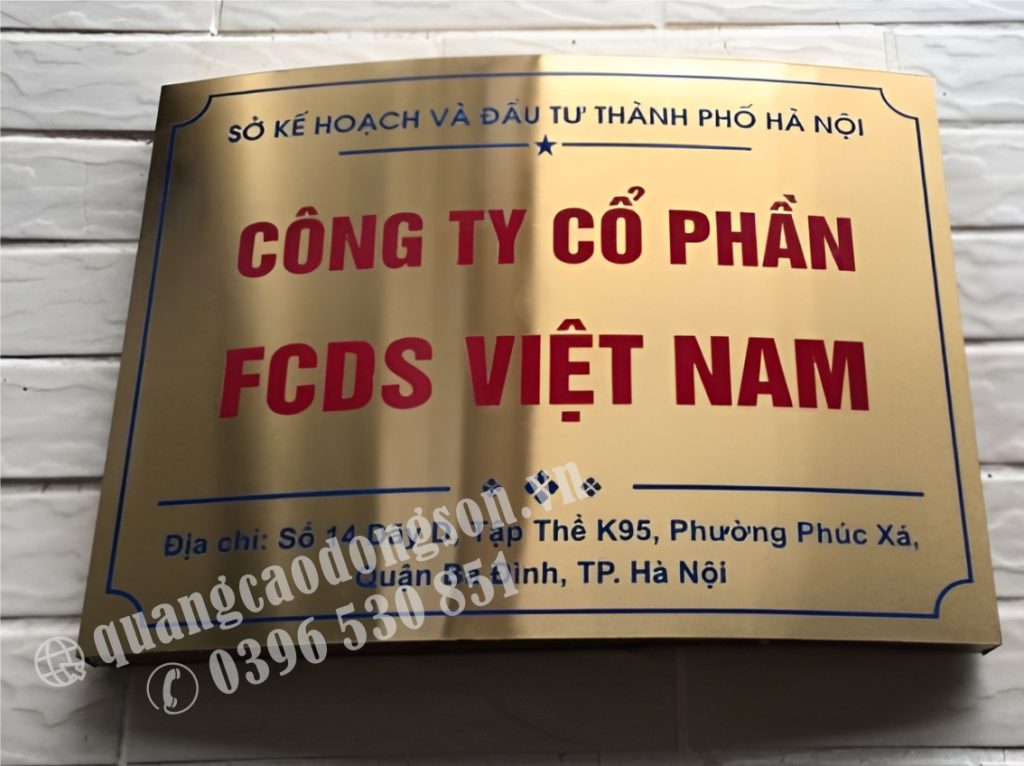 Biển công ty bằng đồng ăn mòn được thiết kế và gia công theo yêu cầu với công nghệ ăn mòn hóa học, bề mặt sang trọng, sắc nét và độ bền cao. Phù hợp lắp đặt tại văn phòng, tòa nhà, khách sạn, ngân hàng, cơ quan và doanh nghiệp.