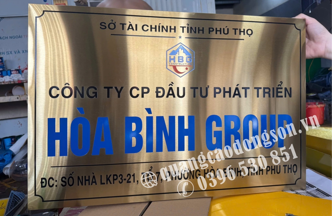 Biển inox bạc gắn tường doanh nghiệp đẹp, bền và chống ăn mòn