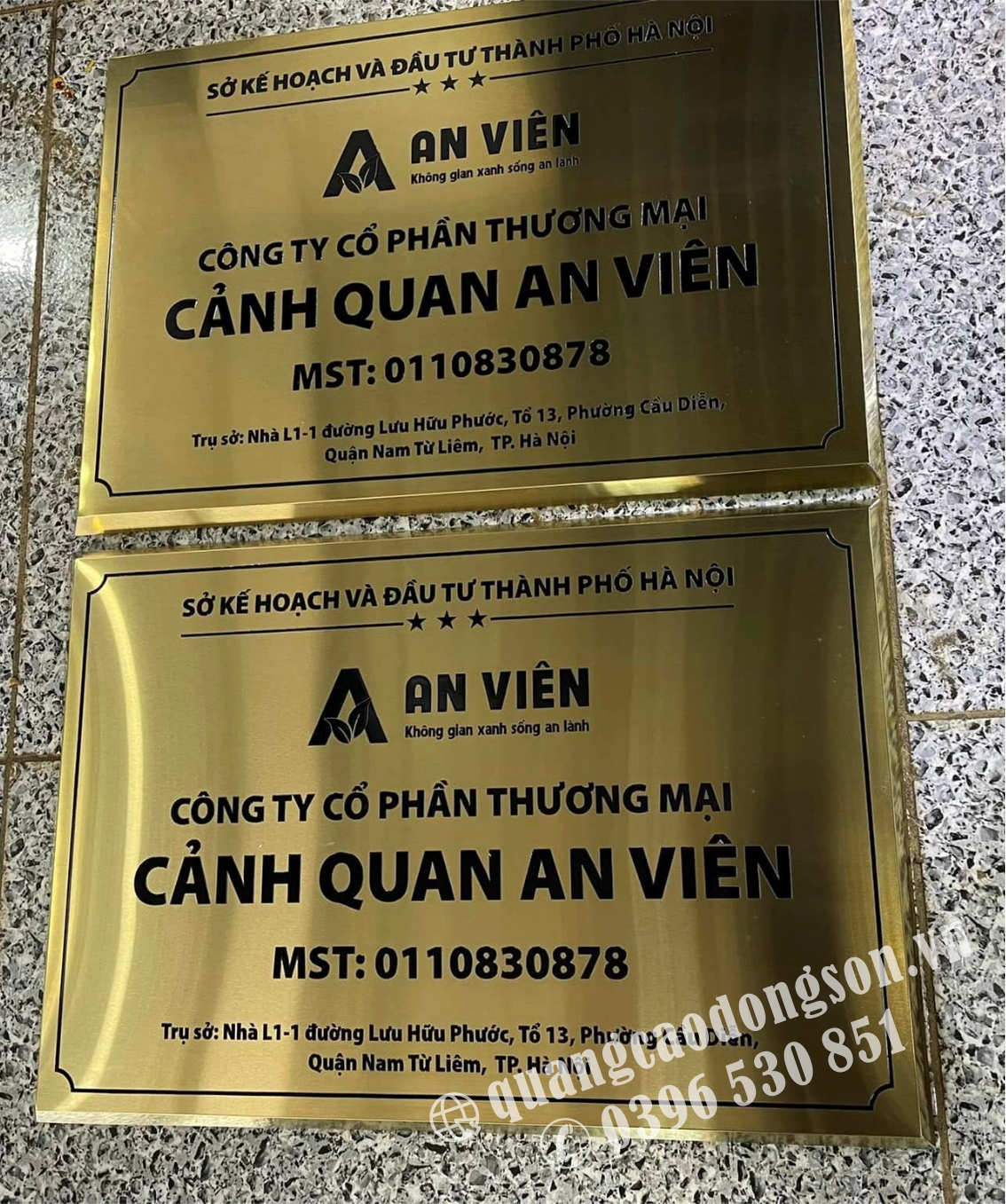 Biển inox vàng gắn tường công ty bền đẹp ngoài trời
