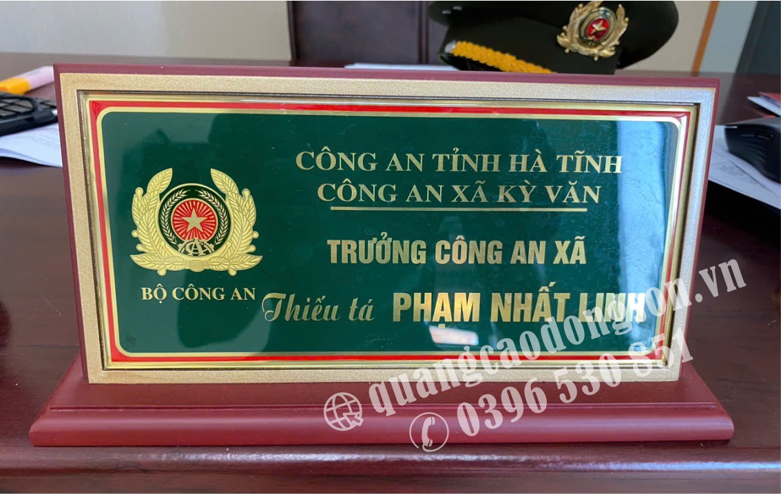 Biển tên chức vụ Công an đồng ăn mòn sắc nét và sang trọng