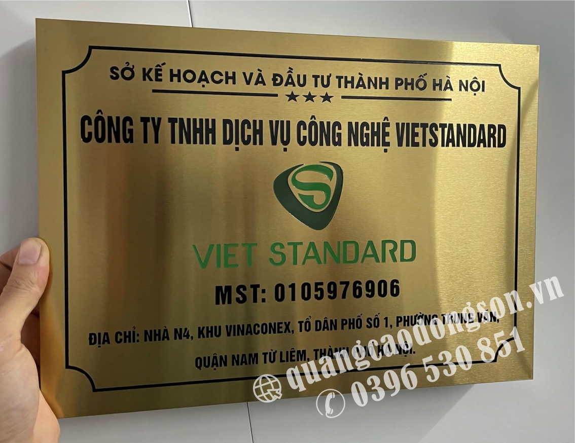 Biển tên công ty inox vàng ăn mòn sang trọng cho doanh nghiệp
