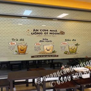 Cắt chữ decal dán kính cửa hàng tại Hà Nội theo yêu cầu với công nghệ cắt CNC hiện đại, đường nét sắc sảo, bám dính tốt và độ bền cao. Phù hợp dán logo, tên cửa hàng, giờ làm việc, số điện thoại, thông tin doanh nghiệp, slogan và trang trí mặt tiền showroom, văn phòng, quán café, spa, nhà hàng, cửa hàng và trung tâm thương mại.