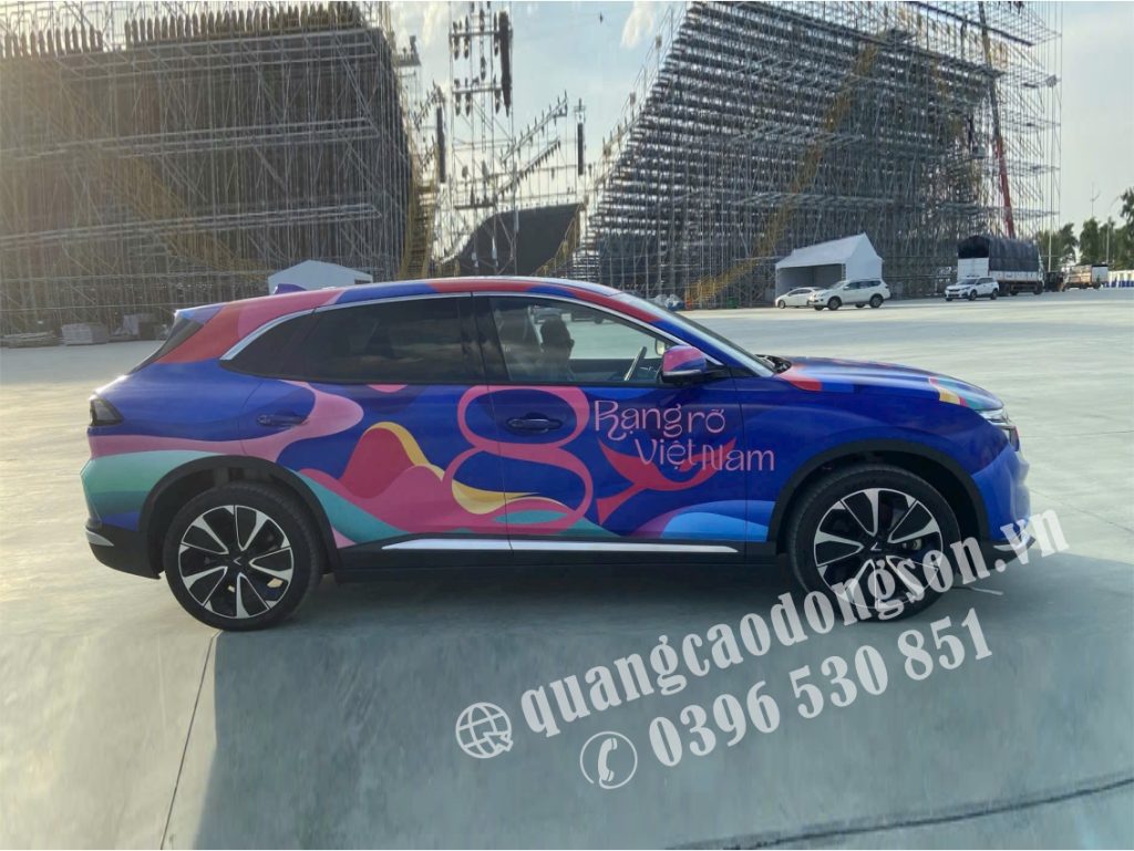 Decal dán ô tô xe thể thao 4 chỗ được thiết kế và thi công theo yêu cầu với decal cao cấp, màu sắc sắc nét và độ bền cao. Phù hợp cho các dòng sedan, coupe, hatchback và xe thể thao, giúp tạo phong cách cá tính, bảo vệ lớp sơn và tăng giá trị thẩm mỹ cho xe.