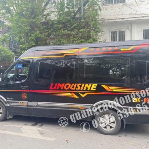 Decal dán quảng cáo xe Ford Transit được thiết kế và thi công theo yêu cầu tại Hà Nội bằng decal ngoài trời cao cấp, in kỹ thuật số sắc nét và cán màng bảo vệ. Phù hợp cho xe Transit chở khách, xe đưa đón nhân viên, xe du lịch, xe hợp đồng và xe doanh nghiệp, giúp quảng bá thương hiệu hiệu quả, tăng độ nhận diện và bảo vệ lớp sơn xe.