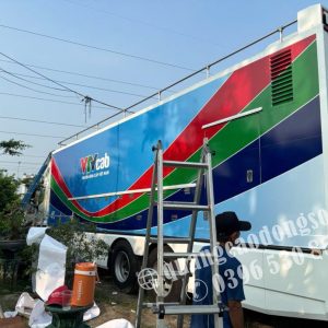 Decal dán quảng cáo xe khách tại Hà Nội được thiết kế và thi công theo yêu cầu bằng decal ngoài trời cao cấp, in kỹ thuật số sắc nét và cán màng bảo vệ bền màu. Phù hợp cho xe khách, xe limousine, xe du lịch, xe hợp đồng và xe vận tải hành khách, giúp quảng bá thương hiệu hiệu quả và tăng độ nhận diện trên mọi tuyến đường.