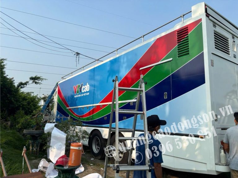 Decal dán quảng cáo xe khách tại Hà Nội được thiết kế và thi công theo yêu cầu bằng decal ngoài trời cao cấp, in kỹ thuật số sắc nét và cán màng bảo vệ bền màu. Phù hợp cho xe khách, xe limousine, xe du lịch, xe hợp đồng và xe vận tải hành khách, giúp quảng bá thương hiệu hiệu quả và tăng độ nhận diện trên mọi tuyến đường.