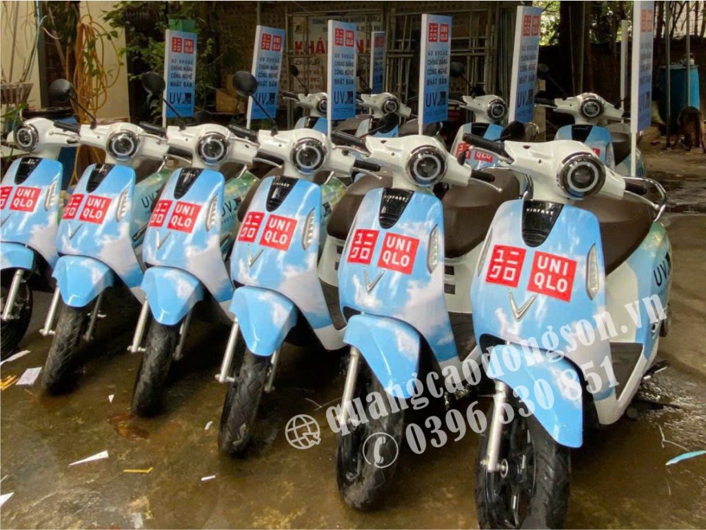 Decal dán tem xe máy được thiết kế và thi công theo yêu cầu tại Hà Nội với decal cao cấp, in kỹ thuật số sắc nét và cán màng bảo vệ. Phù hợp cho xe Honda, Yamaha, Suzuki, SYM, Piaggio và nhiều dòng xe máy khác, giúp tăng tính thẩm mỹ, bảo vệ lớp sơn và tạo phong cách cá nhân độc đáo.