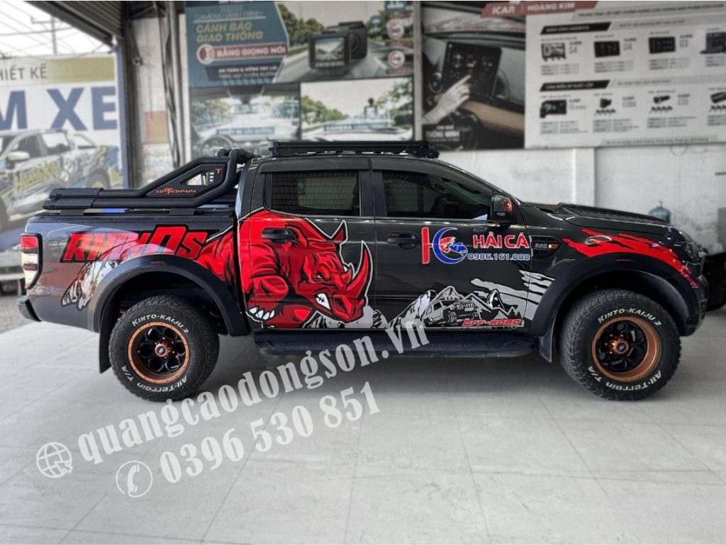 Decal dán xe bán tải được thiết kế và thi công theo yêu cầu tại Hà Nội với decal ngoài trời cao cấp, in kỹ thuật số sắc nét và cán màng bảo vệ. Phù hợp cho các dòng Ford Ranger, Toyota Hilux, Mitsubishi Triton, Isuzu D-Max, Mazda BT-50, Nissan Navara và nhiều mẫu xe bán tải khác, giúp tăng tính thẩm mỹ, quảng bá thương hiệu và bảo vệ lớp sơn xe.