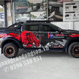 Decal dán xe bán tải được thiết kế và thi công theo yêu cầu tại Hà Nội với decal ngoài trời cao cấp, in kỹ thuật số sắc nét và cán màng bảo vệ. Phù hợp cho các dòng Ford Ranger, Toyota Hilux, Mitsubishi Triton, Isuzu D-Max, Mazda BT-50, Nissan Navara và nhiều mẫu xe bán tải khác, giúp tăng tính thẩm mỹ, quảng bá thương hiệu và bảo vệ lớp sơn xe.