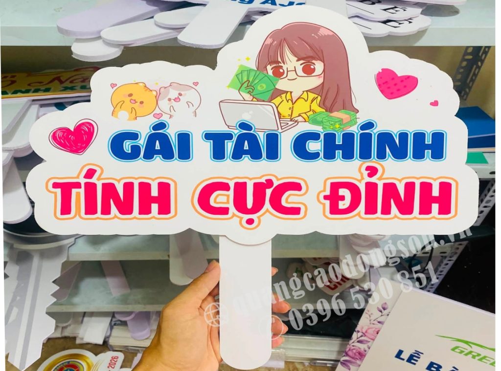 Hashtag chụp ảnh cầm tay được thiết kế và sản xuất theo yêu cầu bằng formex, mica, PVC hoặc foam chất lượng cao. Phù hợp cho sự kiện, khai trương, hội nghị, lễ kỷ niệm, sinh nhật, tiệc cưới, activation, roadshow và các chương trình quảng bá thương hiệu.