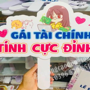 Hashtag chụp ảnh cầm tay được thiết kế và sản xuất theo yêu cầu bằng formex, mica, PVC hoặc foam chất lượng cao. Phù hợp cho sự kiện, khai trương, hội nghị, lễ kỷ niệm, sinh nhật, tiệc cưới, activation, roadshow và các chương trình quảng bá thương hiệu.