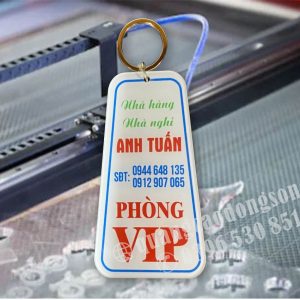 Móc khóa khách sạn, hotel và motel được thiết kế theo yêu cầu với nhiều chất liệu như mica, gỗ, inox, đồng và nhôm. Gia công sắc nét, bền đẹp, phù hợp cho khách sạn, nhà nghỉ, homestay, resort, căn hộ dịch vụ và khu lưu trú chuyên nghiệp.