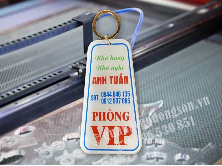 Móc khóa khách sạn, hotel và motel được thiết kế theo yêu cầu với nhiều chất liệu như mica, gỗ, inox, đồng và nhôm. Gia công sắc nét, bền đẹp, phù hợp cho khách sạn, nhà nghỉ, homestay, resort, căn hộ dịch vụ và khu lưu trú chuyên nghiệp.