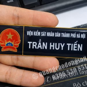 Thẻ tên đồng ăn mòn cho cơ quan nhà nước được gia công theo yêu cầu bằng công nghệ ăn mòn hóa học hiện đại, phù hợp cho Viện Kiểm sát, Tòa án, Thanh tra, Hải quan, Thuế, UBND, các Sở ban ngành và đơn vị hành chính. Sản phẩm sắc nét, bền màu, sang trọng và đáp ứng đúng quy chuẩn nhận diện của từng cơ quan.