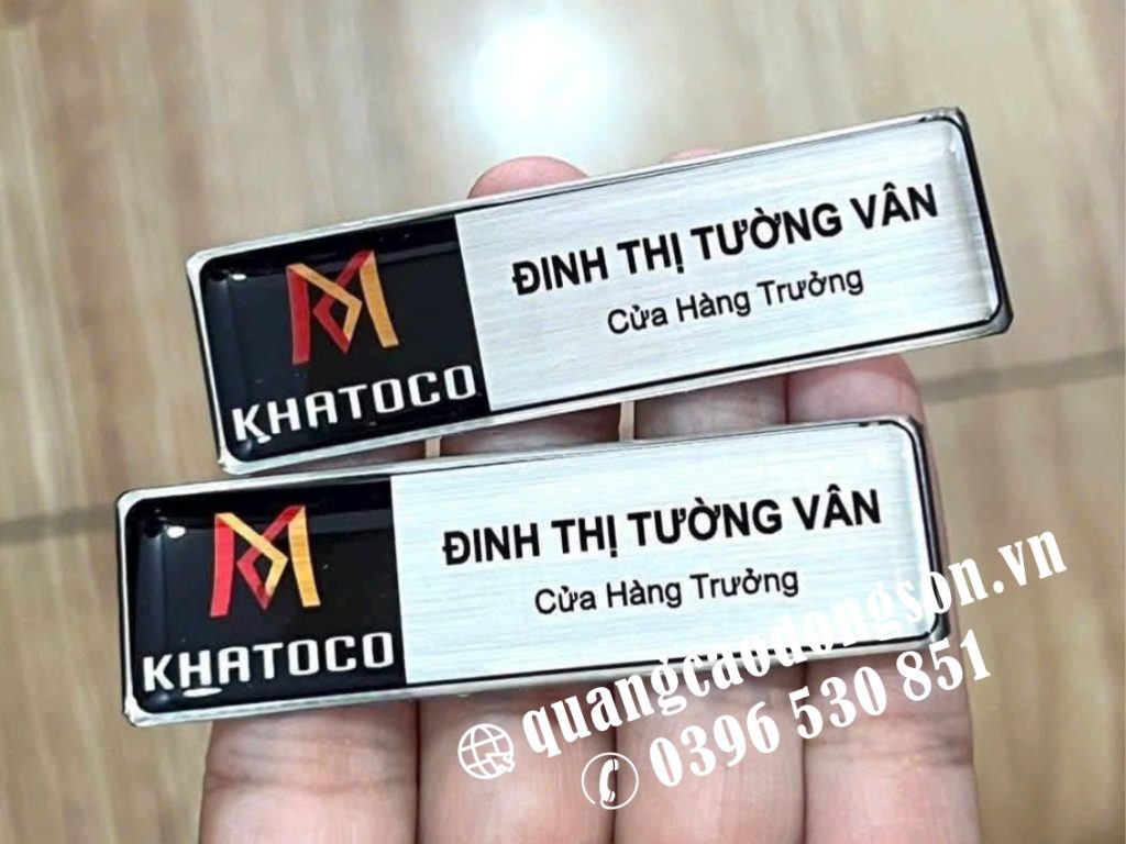 Thẻ tên nhân viên được thiết kế và sản xuất theo yêu cầu với nhiều chất liệu như inox, đồng, mica, nhôm và nhựa cao cấp. Phù hợp cho cửa hàng, showroom, spa, khách sạn, nhà hàng, bệnh viện, trường học, ngân hàng và doanh nghiệp, giúp xây dựng hình ảnh chuyên nghiệp và nâng cao nhận diện thương hiệu.