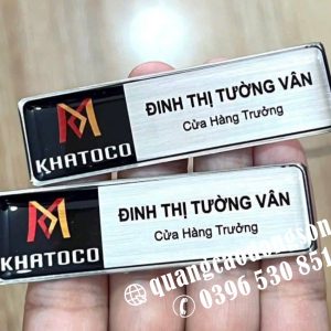 Thẻ tên nhân viên được thiết kế và sản xuất theo yêu cầu với nhiều chất liệu như inox, đồng, mica, nhôm và nhựa cao cấp. Phù hợp cho cửa hàng, showroom, spa, khách sạn, nhà hàng, bệnh viện, trường học, ngân hàng và doanh nghiệp, giúp xây dựng hình ảnh chuyên nghiệp và nâng cao nhận diện thương hiệu.